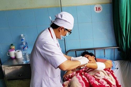 Buồn chuyện tình cảm, nam thanh niên cắt tay tự tử trong khách sạn