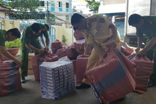 Bắt xe tải chở 13.000 bao thuốc lá nhập lậu