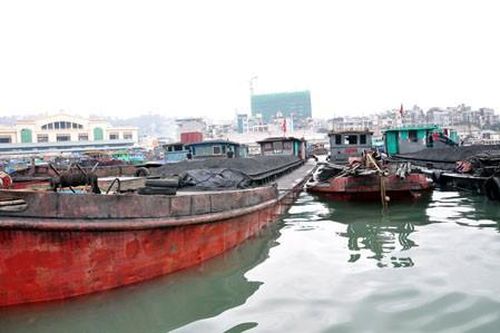 Tai nạn liên hoàn, tàu chở 1.300 tấn than chìm trên vịnh Hạ Long