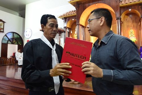 Hiệu trưởng ĐH Hutech trao bằng tốt nghiệp cho sinh viên tử nạn ngay trong đám tang