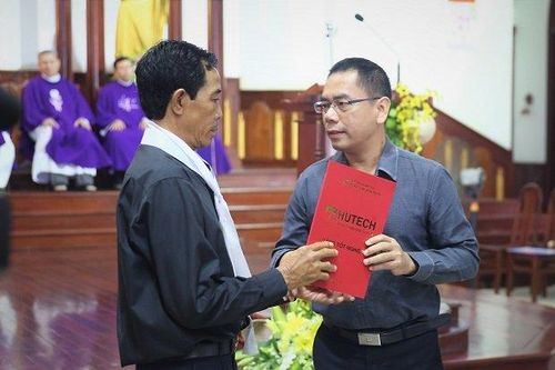 Nam sinh ĐH Hutech chết trong khuôn viên trường: Hiệu trưởng trao bằng Kỹ sư danh dự tại lễ tang