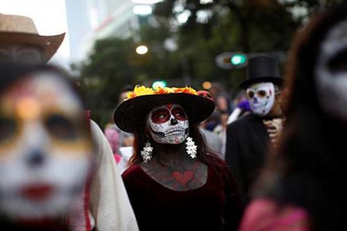 Kinh dị 'bộ xương' diễu hành trong lễ hội người chết ở Mexico