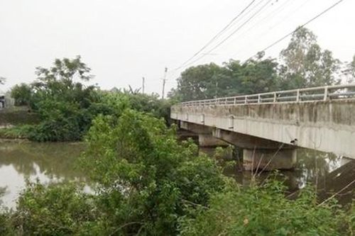 Cô gái mới làm vợ nghĩ quẩn nhảy cầu tự tử trong đêm
