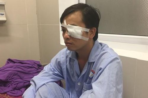 Một bác sĩ bị người nhà bệnh nhân hành hung bất tỉnh