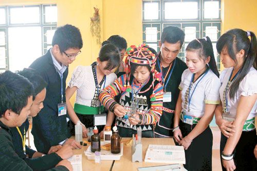 Kết hợp dạy nghề với học văn hóa ở miền núi