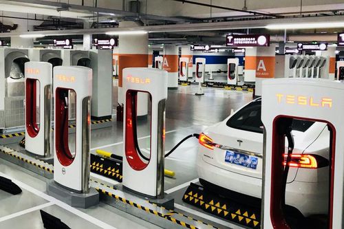 Cận cảnh trạm sạc pin xe hơi lớn nhất Thế giới của Tesla