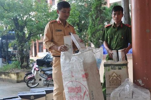 Dùng ô tô vận chuyển hàng nghìn bao thuốc lá lậu