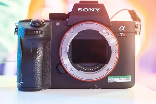 Sony tung ra máy ảnh A7R III thách thức các mẫu full-frame của Canon