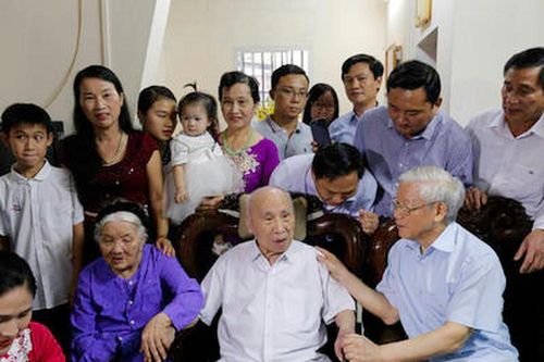 Tổng Bí thư Nguyễn Phú Trọng thăm các gia đình chính sách ở Nghệ An