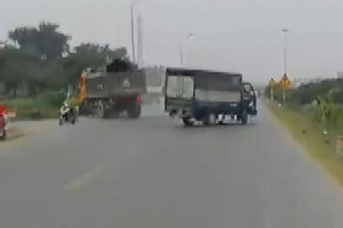 Xe ben phanh cháy lốp để tránh xe tải sang đường