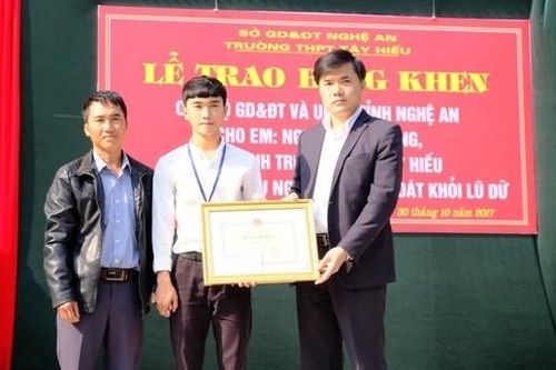 Trao bằng khen cho học sinh dũng cảm cứu người thoát dòng nước lũ