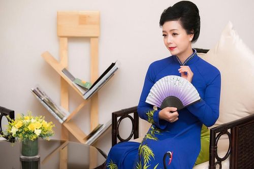 NSƯT Chiều Xuân diện áo dài, đẹp ngỡ ngàng ở tuổi 50