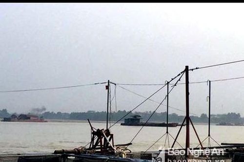 Cát tặc hoành hành, bãi bồi sông Lam nguy cơ bị 'nuốt chửng'