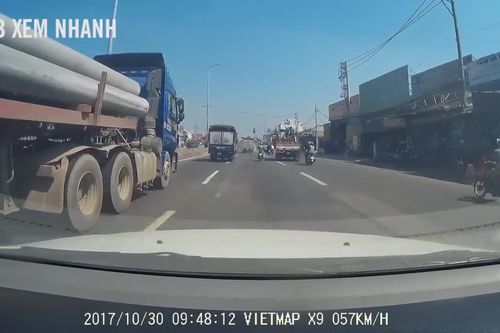 Container tạt đầu 'lạnh lùng' khiến ô tô tông thẳng dải phân cách