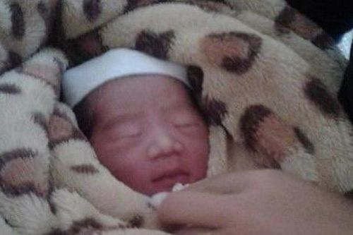 Thái Nguyên: Bé gái sơ sinh bị bỏ rơi trước cửa nhà văn hóa