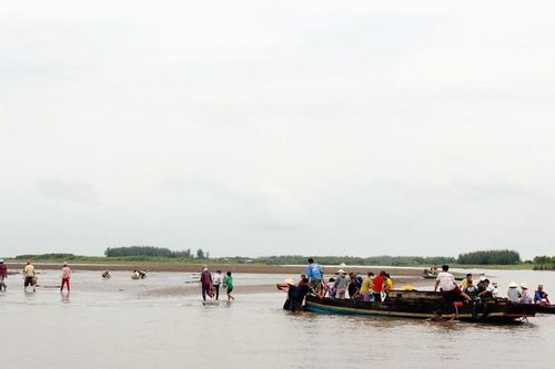 Nhân viên bảo vệ bãi nghêu cứu được 5 người trôi trên biển