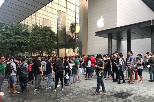 Hàng trăm người Việt Nam sang Singapore xếp hàng mua iPhone X
