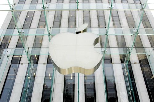 iPhone giúp Apple trở thành công ty có giá trị tới 900 tỷ USD