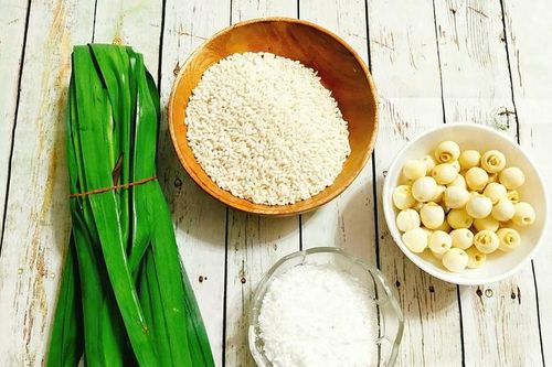 Làm món xôi hạt sen lá dứa hương vị độc đáo