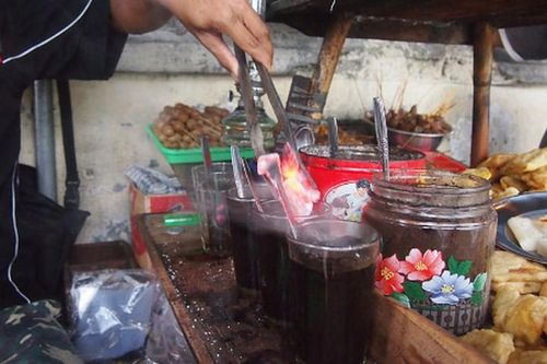 Kinh dị thú uống cafe chứa cả cục than nóng đỏ bên trong