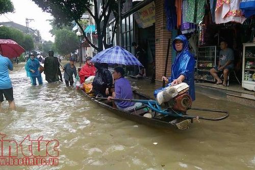 Thành phố Huế ngập chìm trong biển nước do mưa kết hợp xả lũ