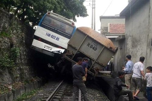 Xe chở công nhân thoát chết khi đâm phải tàu hỏa chở than