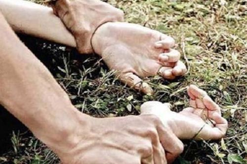 Hiếp dâm không thành, yêu râu xanh bị nạn nhân khống chế, giao nộp công an