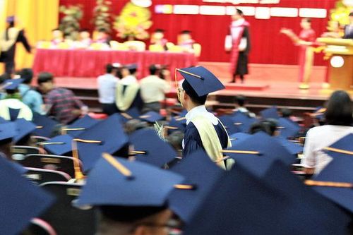 Sinh viên đại học liên tục 'rơi rụng'