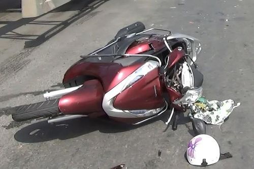 Con nhỏ vặn ga xe máy dừng đèn đỏ, 2 mẹ con bị ôtô húc văng
