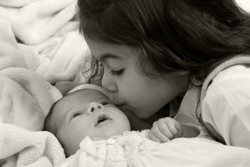 Chuyên gia chia sẻ cách giúp bé vượt qua khủng hoảng khi mẹ sinh em bé