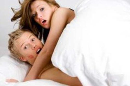 Chết đứng khi biết người vợ giỏi giang thức dậy trong phòng khách sạn của nam đồng nghiệp vì hiếu thắng