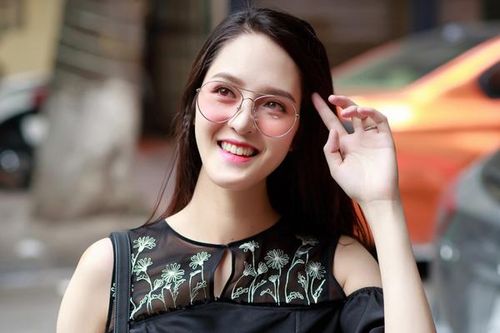 Á hậu Hoàng Anh tái xuất, khoe eo thon sau một tháng sinh con