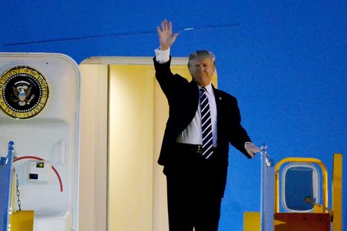 Chuyên cơ Air Force One đưa Tổng thống Trump đến Hà Nội