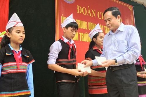 Thăm, tặng quà học sinh dân tộc nội trú tại Nam Đông