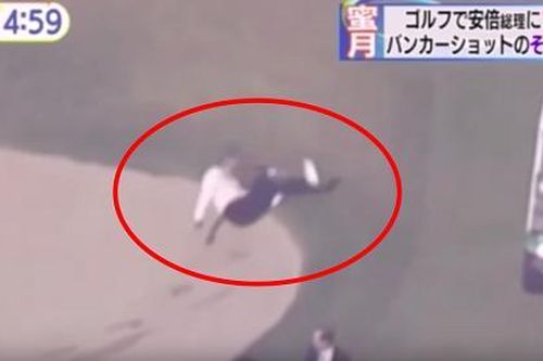 Video Thủ tướng Abe gặp sự cố hy hữu trong trận đánh golf với Tổng thống Trump