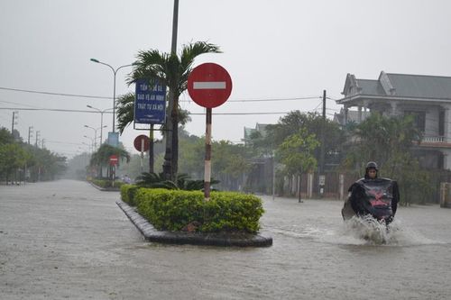 Huế: 'Lệnh' thủy điện điều tiết nước để đón bão 13