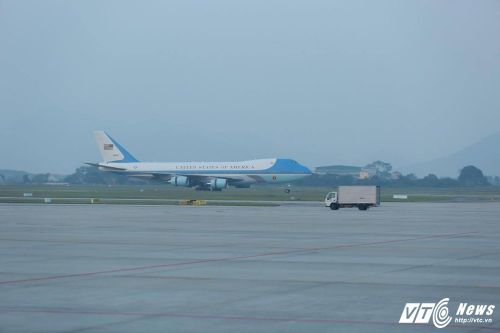 Chuyên cơ Air Force One chở Tổng thống Donald Trump vừa hạ cánh xuống Nội Bài