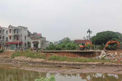 Đường bê tông ở Hà Nội đang gia cố lại tiếp tục sụt lún, hở hàm ếch
