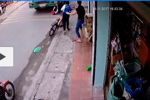 Bé trai thoát chết thần kỳ dưới bánh 'hung thần xa lộ'