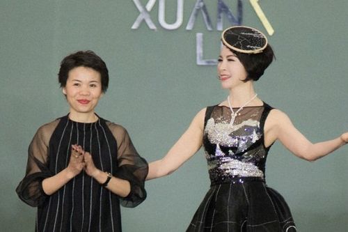 MC Thanh Mai diện váy gắn 20.000 viên pha lê Swarovski