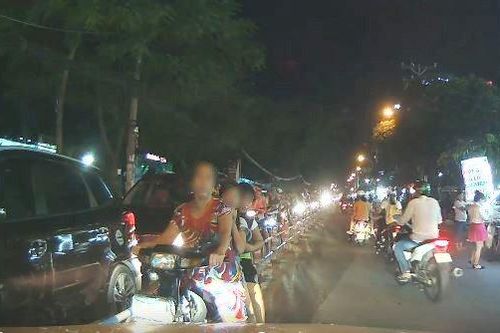 Người phụ nữ đầu trần chở trẻ em đi ngược chiều còn đòi ô tô nhường đường