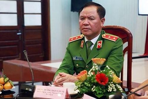 Chưa thể bỏ ngay chứng minh nhân dân và sổ hộ khẩu