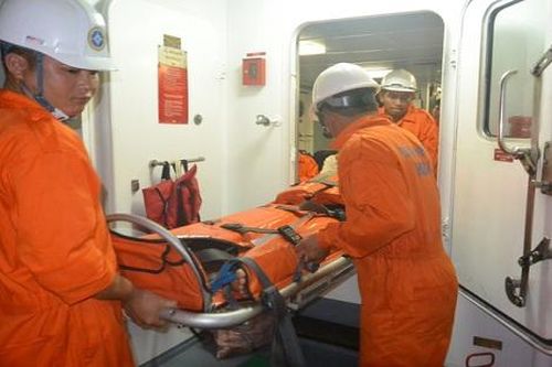 Kịp thời cứu nạn khẩn cấp ngư dân vào đất liền điều trị