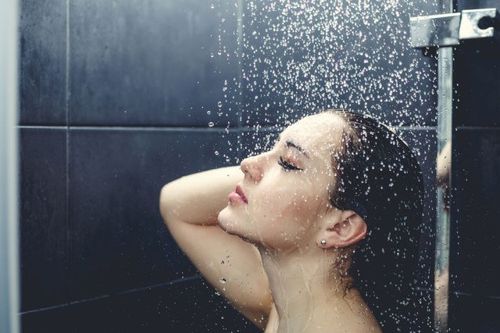 5 nguyên tắc 'hội những người thích tắm đêm' cần biết để không gây hại cho cơ thể