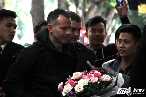 Ryan Giggs, Paul Scholes lặng lẽ về khách sạn Metropole