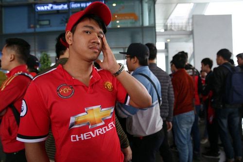 Fan ngủ lại sân bay chờ Ryan Giggs đến Việt Nam ký hợp đồng với tỷ phú Phạm Nhật Vượng