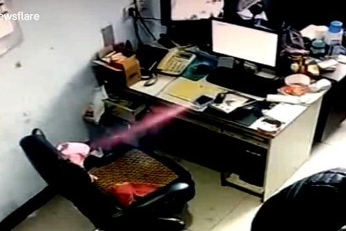 Smartphone phát nổ bốc khói mù mịt trên bàn làm việc