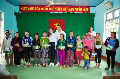 Tân hoa hậu Khánh Ngân trích 150 triệu tiền thưởng chia sẻ nỗi đau với bà con vùng lũ Phú Yên