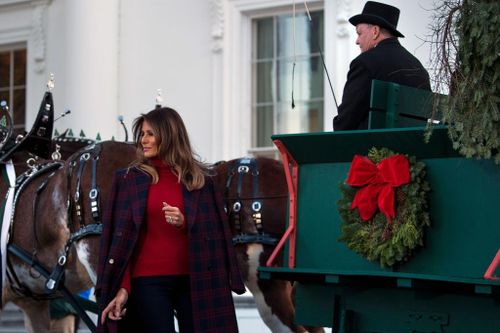 Melania và Barron Trump lần đầu đón cây thông Noel ở Nhà Trắng