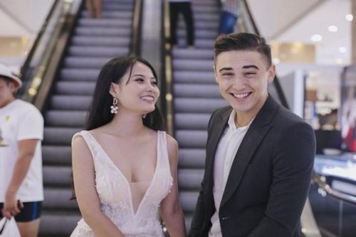 Chụp ảnh cưới ở TTTM, chú rể gây sốt vì quá đẹp trai